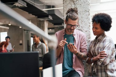 IT şirketinde işbirliği yapan programcılar uygulama geliştiriyor. Halkın iş yeri ofis çeşitliliği kavramı