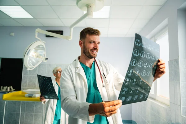 Radiológus Orvos Kollégáival Konzultált Egy Röntgenfelvételen Kórházban Egészségügy Emberek Fogalma — Stock Fotó