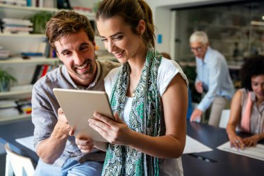 Bir grup başarılı, çoklu etnik çeşitliliğe sahip iş adamı toplantıda takım olarak çalışıyor. Finans mimarı tasarım konsepti