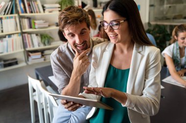 IT şirketinde işbirliği yapan programcılar uygulama geliştiriyor. Halkın iş yeri ofis çeşitliliği kavramı