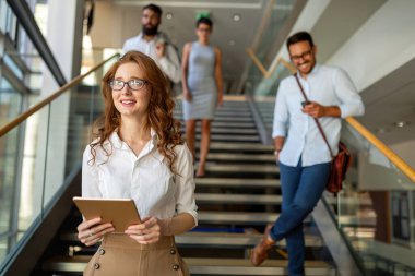 Ofiste birlikte çalışan iş adamlarının işbirliği ve analizi. Takım çalışması arkadaş konsepti
