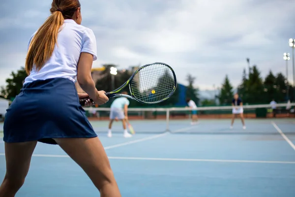 夏にテニスをする幸せな若い女性の肖像画 健康的なライフスタイルのコンセプトを — ストック写真