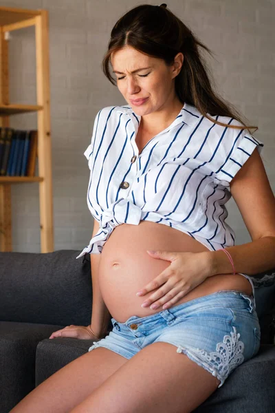 怀孕最后三个月有腹部和背痛的孕妇 — 图库照片