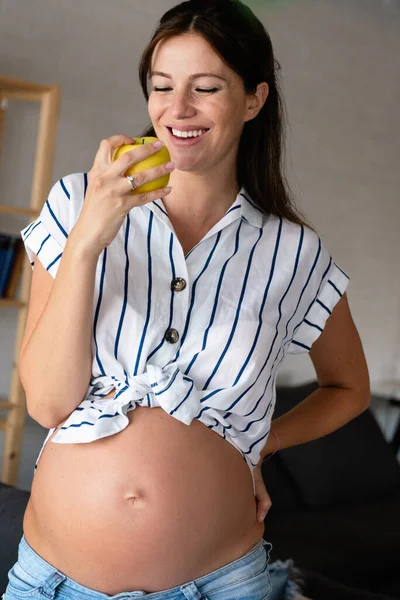 Беременность Здоровая Пища Люди Концепция Счастливая Молодая Беременная Женщина Ест — стоковое фото