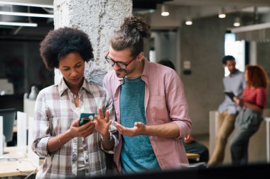 Yaratıcı iş adamlarının portresi bir arada duruyor ve gülüyor. Başlangıçta çok ırklı iş adamları bir arada..