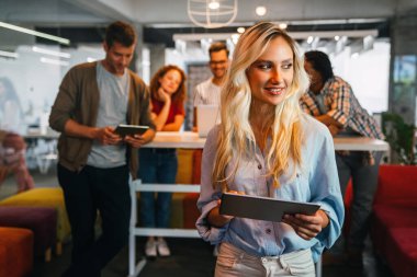 Ofisteki projede birlikte çalışan bir grup mutlu iş adamı. İş adamı mutlu çalışma konsepti