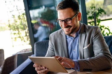 Dijital tablet üzerinde çalışan genç iş adamının portresi. İş insanları teknoloji kavramı