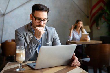 Bilgi ve teknoloji iş dünyasında çok önemlidir. Dijital aygıta sahip iş adamları