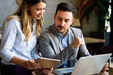 Bir yazılım geliştirme şirketinde çalışan programcı