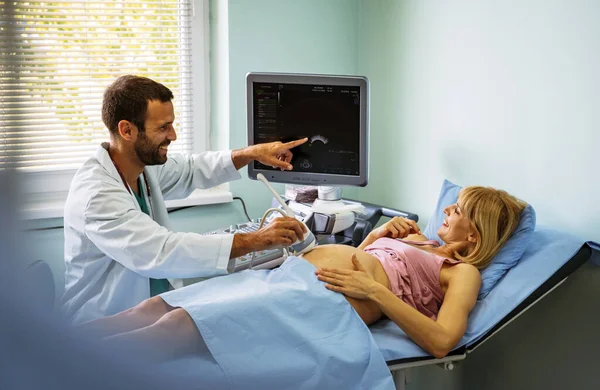 Jinekologdaki Hamile Bir Kadın Bebeğini Ultrason Cihazıyla Muayene Ettiriyor Sağlık — Stok fotoğraf