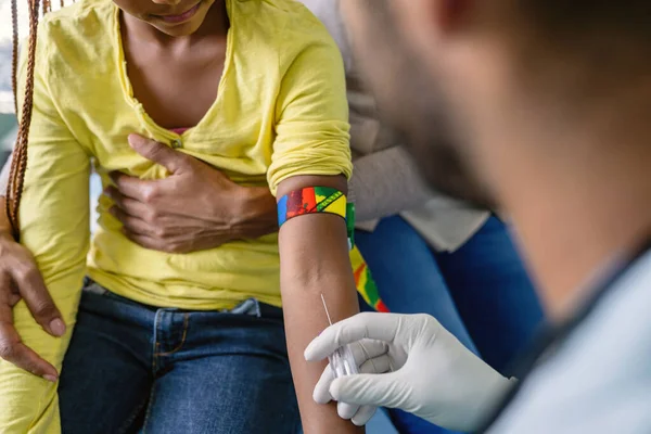 Homem Pediatra Tira Sangue Uma Criança Paciente Teste Anticorpos Cuidados — Fotografia de Stock