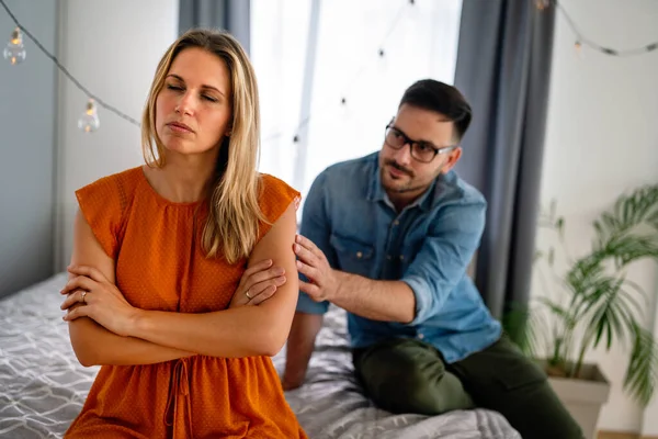 Couple Malheureux Qui Dispute Maison Famille Problème Conflit Matrimonial Quarell — Photo