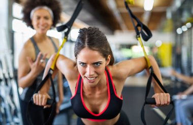 Sağlıklı kalmak için spor salonunda egzersiz yapan bir grup sağlıklı genç. Spor, insanların kavramı.