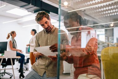 Bir grup başarılı, çoklu etnik çeşitliliğe sahip iş adamı toplantıda takım olarak çalışıyor. Finans mimarı tasarım konsepti