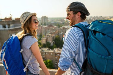 Balayı gezisi, sırt çantalı turist, turizm ya da tatil seyahati konsepti. Çift, insan yaşam tarzı konsepti.