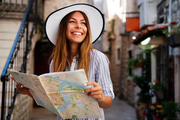 Ung Lykkelig Kvinneturist Med Kart Som Leter Etter Vei Sommerferie – stockfoto
