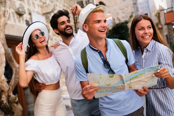 Joven Feliz Grupo Amigos Turistas Turismo Ciudad Vacaciones — Foto de Stock