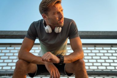 Yakışıklı genç adam eğitimden sonra kısa bir ara veriyor. Spor sporu insanları yaşam tarzı konsepti