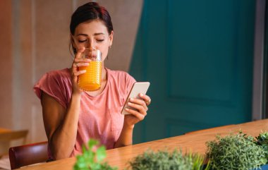 Çalışmak, çalışmak ya da sosyal medya için akıllı telefon kullanan mutlu bir kadının portresi. İnsan teknolojisi bağlantı kavramı