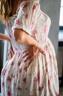 Hamileliği boyunca acı çeken, sırt ağrısı ve baş ağrısı çeken hamile güzel bir kadın..