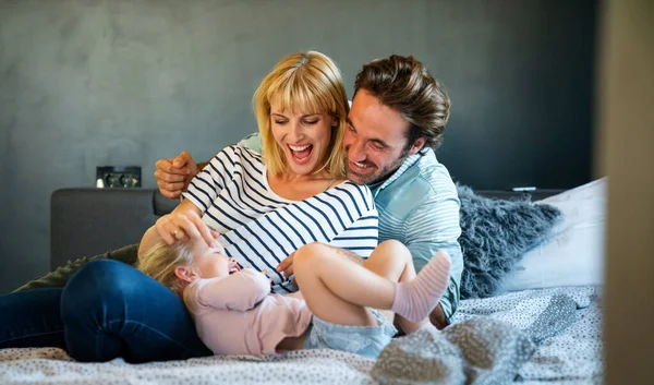 Lycklig Ung Familj Har Roligt Hemma Människor Älskar Barnhemskoncept — Stockfoto