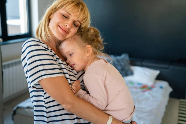 Iubitor Tânără Mamă Singură Îmbrățișează Fiica Drăguță Simt Tandrețe Conexiune — Fotografie, imagine de stoc