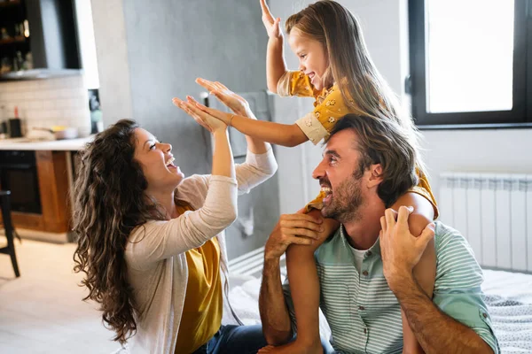 Glückliche Junge Familie Die Gemeinsam Spaß Hause Hat Menschen Lieben — Stockfoto