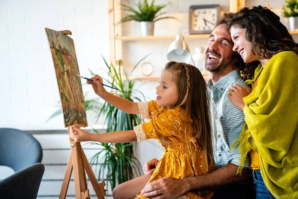 Felice Concetto Famiglia Giovani Genitori Sorridenti Con Bambini Che Dipingono — Foto Stock