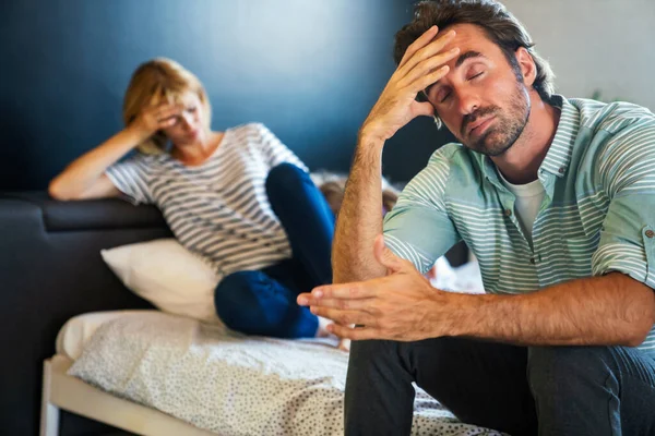 Stressade Unga Par Grälar Och Har Äktenskapsproblem Folk Argumenterar Ekonomiska — Stockfoto