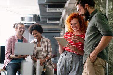 Muhtelif profesyonel gruplar ofiste toplanıyor. IT programcıları bilgisayar kullanır, strateji konuşur. Uzmanlar yenilikçi yazılım yaratırlar. Mühendisler ilham verici bir uygulama geliştirir.