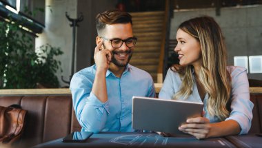 İş adamları teknoloji tabletinde çalışıyorlar genç online şirket takım çalışması konsepti.