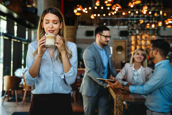 Счастливые Коллеги Бизнесу Беседуют Время Кофе Брейка — стоковое фото