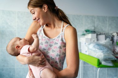 Mutlu anne ve bebek kucaklaşmaları ve birlikte oynamaları. Ebeveynlik, aile, insan konsepti