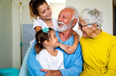 Mutlu son sınıf çifti torunlarına aşık olup eğleniyor.