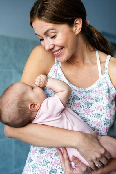Güzel Genç Anne Yeni Doğan Bebeği Birlikte Aşk Mutluluk Aile — Stok fotoğraf