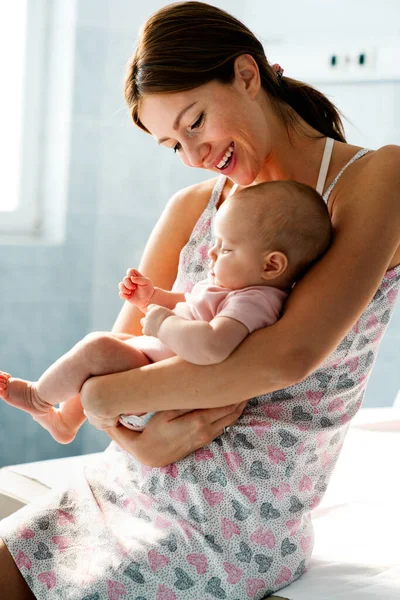 갓난아기와 아름다운 어머니의 — 스톡 사진