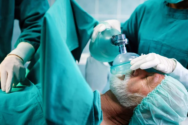 Lekarz Anestezjolog Znieczulił Pacjenta Chirurgicznego Szpitalu Opieka Zdrowotna Chirurgia Koncepcja — Zdjęcie stockowe
