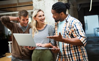 IT şirketinde çalışan programcılar uygulama geliştiriyorlar. İş insanları teknoloji kavramı