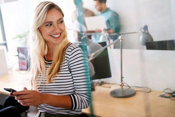 Ofiste Çalışırken Gülümseyen Beyaz Kadını Akıllı Telefondan Izliyor Modern Başarılı — Stok fotoğraf