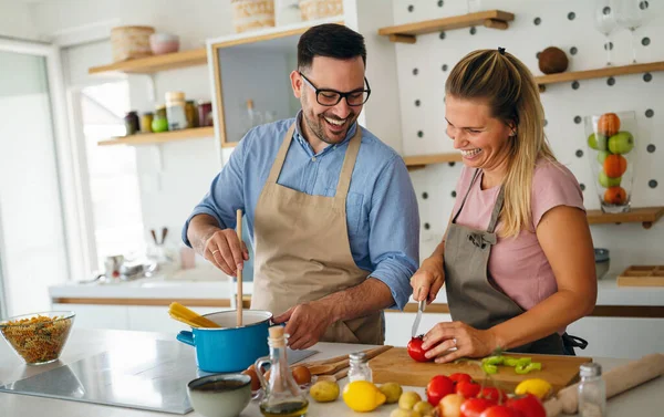 Genç Mutlu Çift Mutfaklarında Birlikte Sağlıklı Bir Yemek Hazırlıyor Nsanlar — Stok fotoğraf