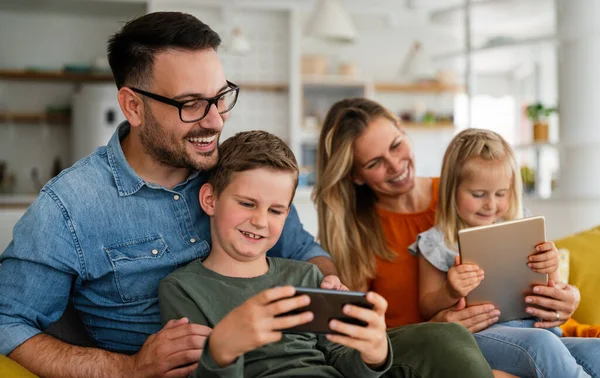 Mutlu Genç Aile Evde Eğleniyor Çocuklu Aileler Dijital Cihaz Kullanıyor — Stok fotoğraf