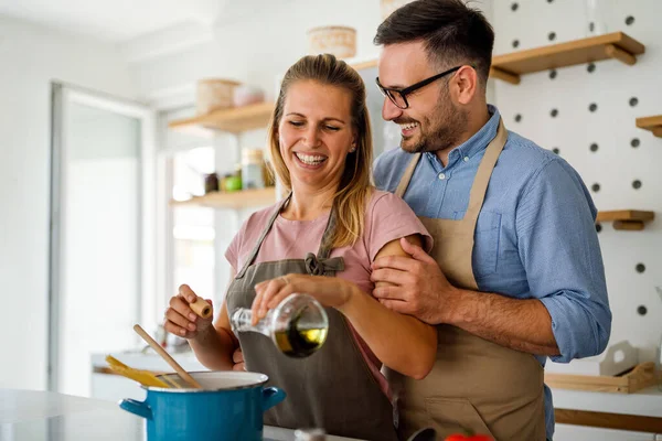 Genç Mutlu Çift Mutfaklarında Birlikte Sağlıklı Bir Yemek Hazırlıyor Nsanlar — Stok fotoğraf
