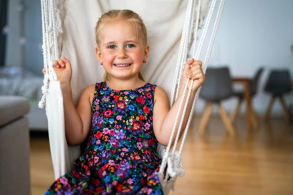 Gülümseyen Eğlenen Küçük Kızın Portresi — Stok fotoğraf