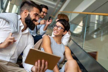 Ofiste birlikte çalışan iş adamlarının işbirliği ve analizi. Takım çalışması arkadaş konsepti