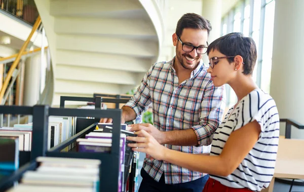Alunos Estão Estudando Biblioteca Jovens Pessoas Sucesso Estão Gastando Tempo — Fotografia de Stock