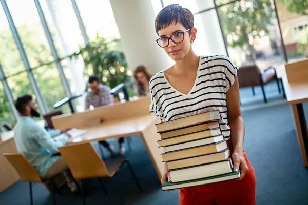 Glückliche Junge Universitätsstudenten Die Mit Büchern Der Bibliothek Lernen Gruppe — Stockfoto