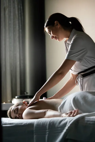 Masör Spa Salonunda Genç Kadın Vücuduna Masaj Yapıyor — Stok fotoğraf