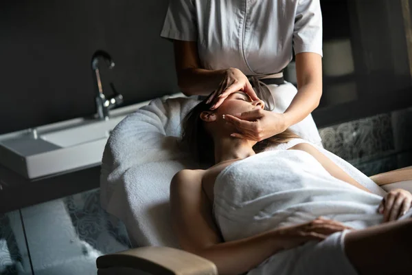 Młoda Zdrowa Kobieta Salonie Spa Terapia Masażowa Zabiegi Kosmetyczne — Zdjęcie stockowe