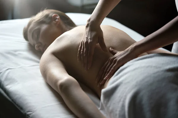 Jovem Atraente Salão Spa Está Tendo Massagem — Fotografia de Stock