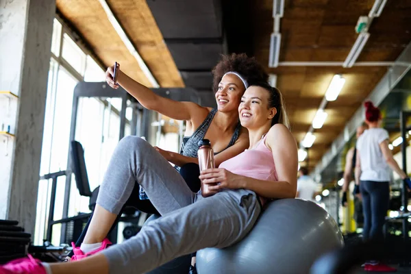 Mulheres Felizes Forma Amigos Sorrindo Conversando Tirando Fotos Após Exercício — Fotografia de Stock